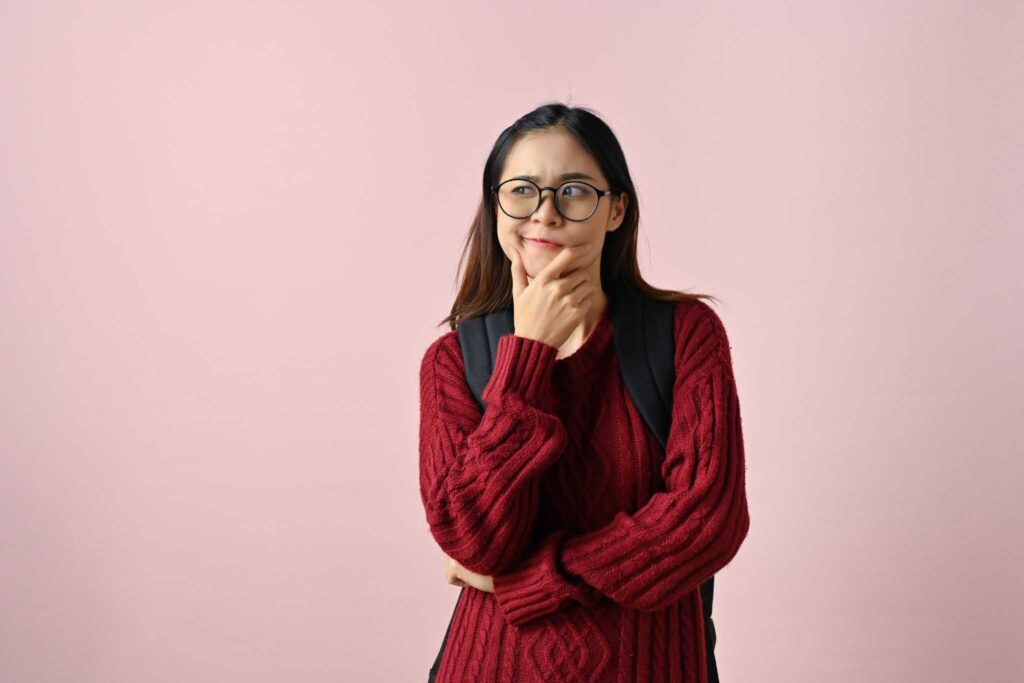 นักเรียนผู้หญิงทำท่าทีสับสน