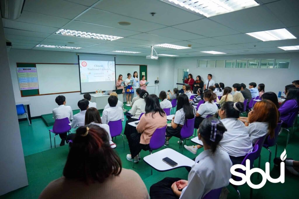 นักเรียนกำลังนำเสนองานในห้องเรียนที่มหาวิทยาลัย