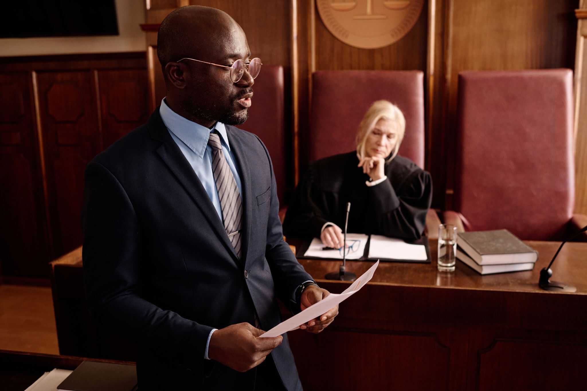 ทนายความ ถือเอกสารกฎหมาย ว่าความในศาล