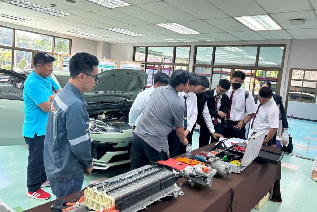 นักเรียนกำลังเรียนรู้เทคโนโลยีวิศวกรรมยานยนต์สมัยใหม่