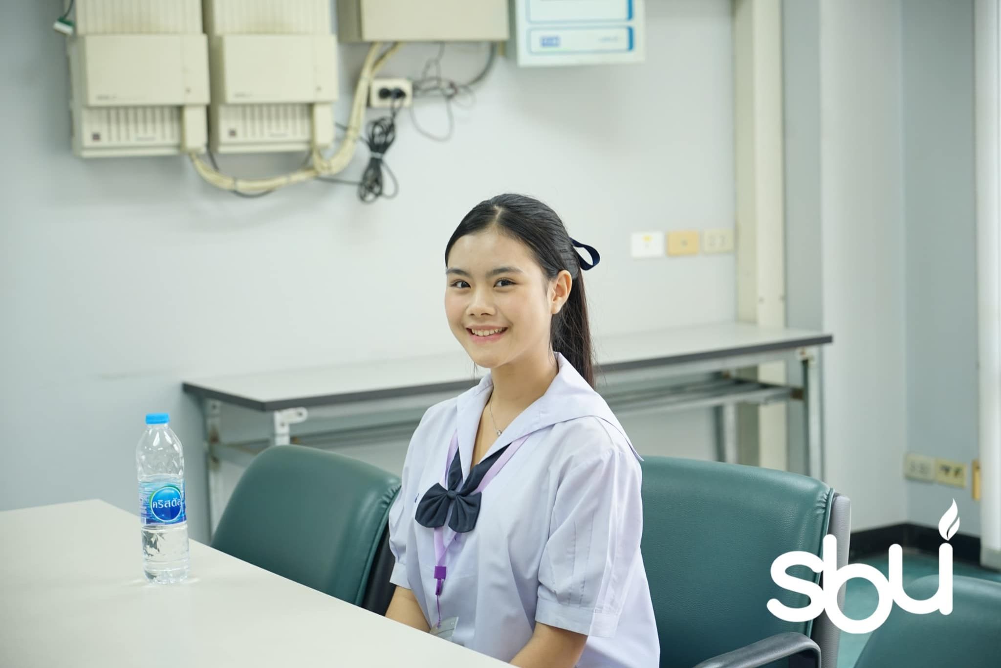 นักเรียนหญิงนั่งอยู่ในห้อง