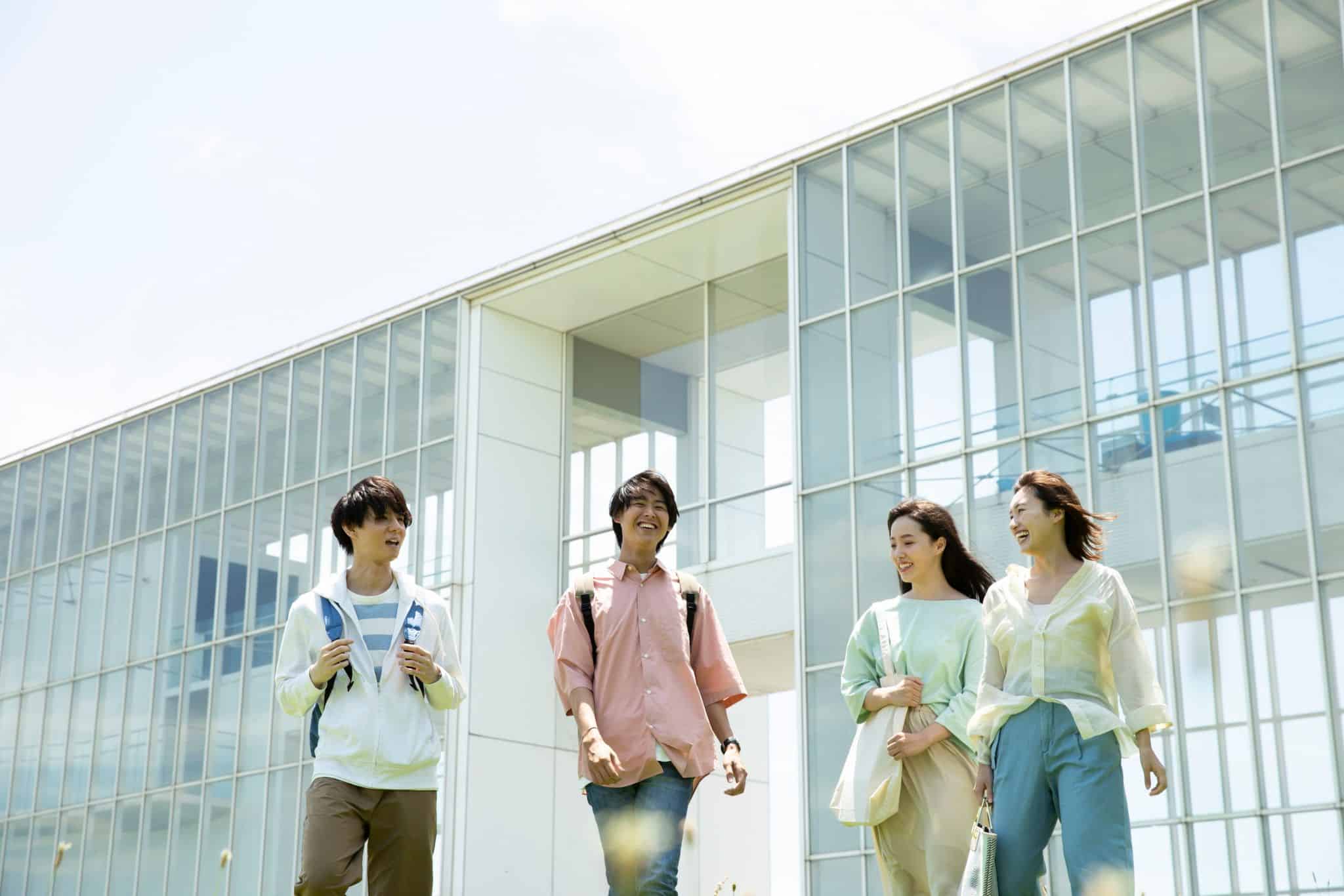 นักศึกษามหาวิทยาลัยในรั้วมหาวิทยาลัย