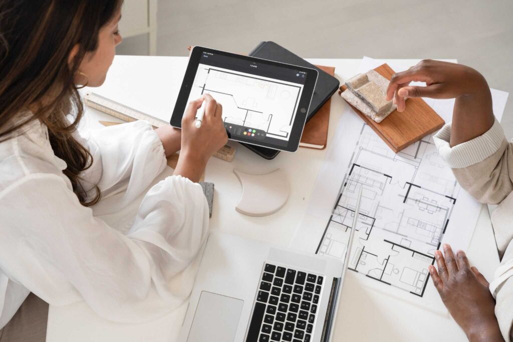 ผู้หญิงกำลังวางแผนงานออกแบบอาคาร