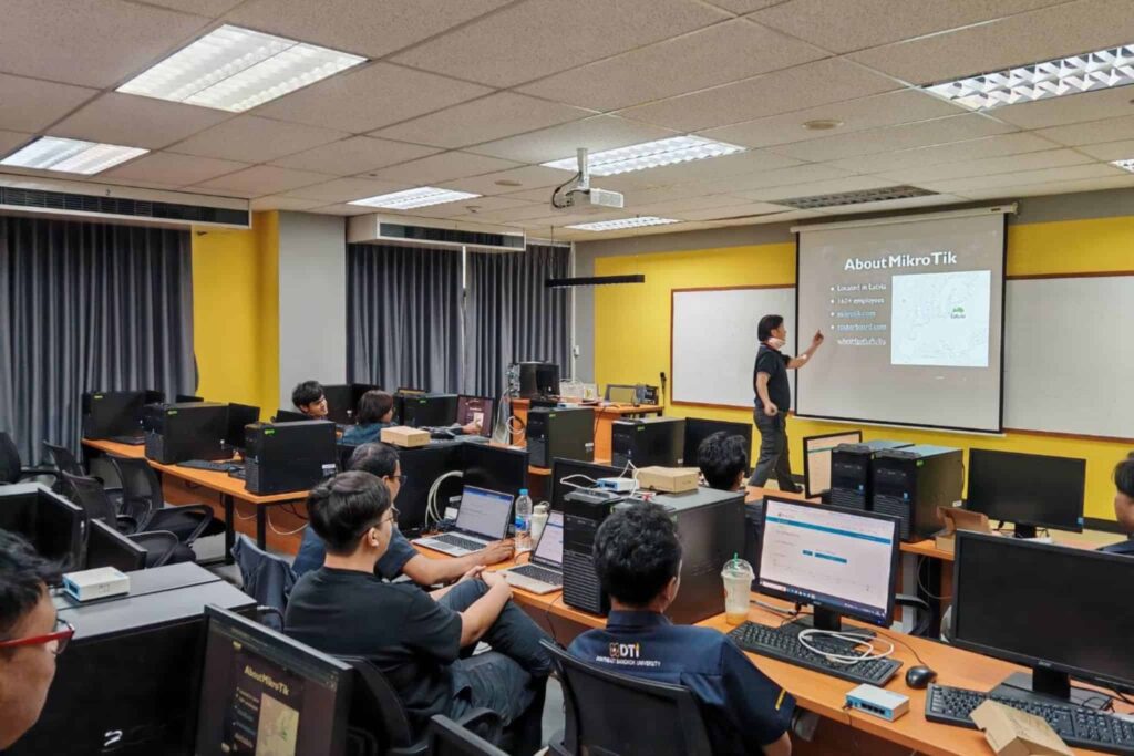 ครูที่สอนในชั้นเรียนวิทยาการคอมพิวเตอร์