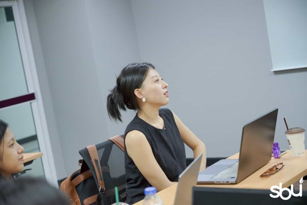 ผู้หญิงวัยทำงานที่กำลังเรียนอยู่ในห้องเรียน