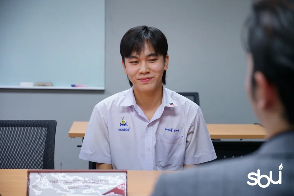 นักเรียนชายสอบสัมภาษณ์เข้ามหาลัย